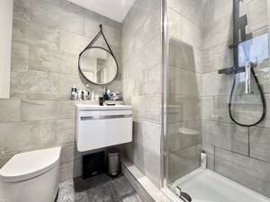 Ensuite- click for photo gallery